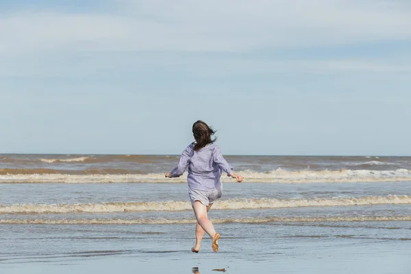 Дівчинка Тече Через Морську Воду Березі Атлантичного Океану — стокове фото