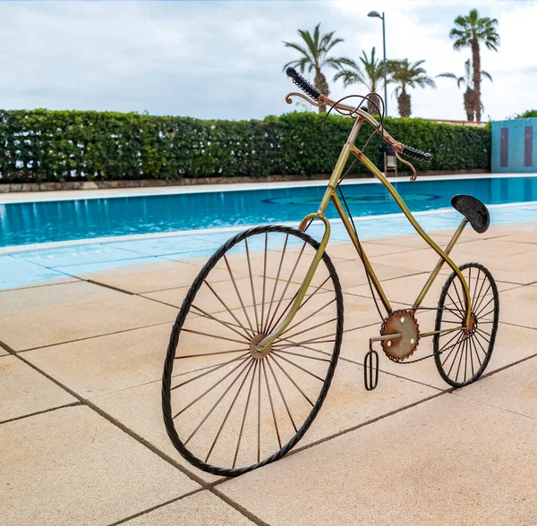 ビーチでの孤独な自転車 — ストック写真