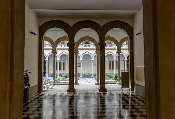Oszlopok Ablakok Medicin Egyetem Belső Teraszán — Stock Fotó