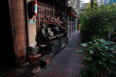 Lastikler, Tekerlekler ve Diğer Malzemeler Gün Sonundaki Güneşte Hayatı Durgunlaştırıyor