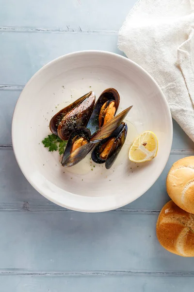 Delicious Mussels Lemon White Plate — Fotografie, imagine de stoc