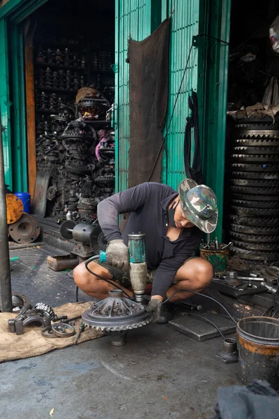 Mechanic Uses Heavy Equipment Repair Wheel Shop Talat Noi — стокове фото