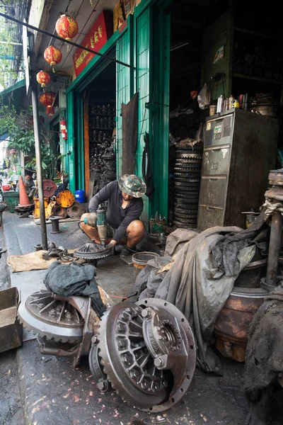 Large Wheel Assemblies Rest Sidewalk Talat Noi Repair Shop — Fotografia de Stock