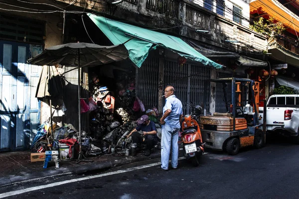 Man Watches Mechanics Work Auto Parts Talat Noi Bangkok — стокове фото