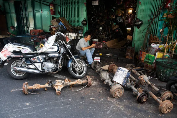 Man Phone Texts Repair Shop Talat Noi Neighborhood Bangkok — Stock fotografie