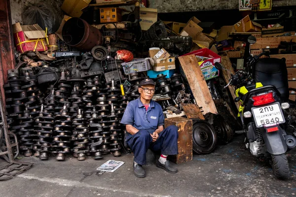 Mechanic Takes Rest Crankshafts His Talat Noi Shop — Stock fotografie