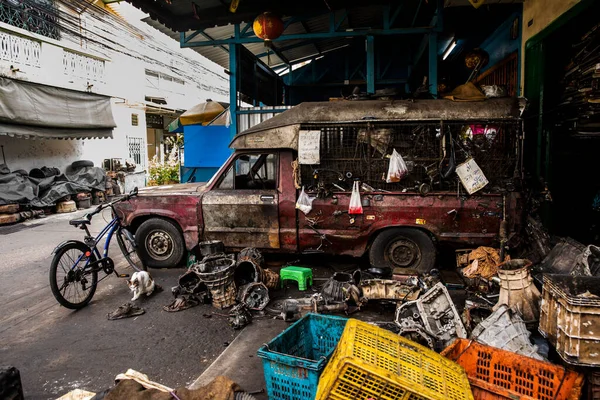 Part Repair Shop Hosts Old Truck Bicycle Cat Talat Noi — стокове фото
