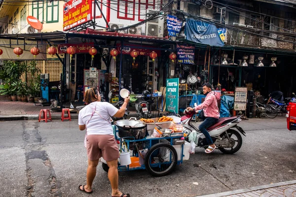 Woman Prepares Takeaway Soup Man Motorbike Talat Noi Bangkok — стокове фото