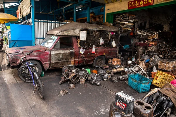 Lastbil Cykel Och Otaliga Bildelar Crowd Detta Talat Noi Garage — Stockfoto
