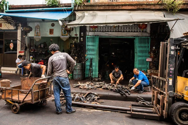 Men Working Various Tasks Talat Noi Automotive Repair Shop — стокове фото