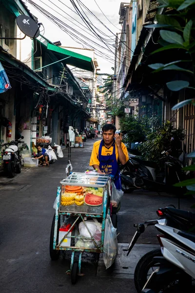 Vendor Pushes Fruit Cart Street Talat Noi Alley Bangkok — Stock fotografie