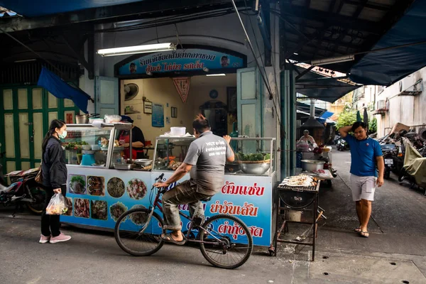 Locals Stop Street Food Vendor Buy Seafood Talat Noi Bangkok — стокове фото