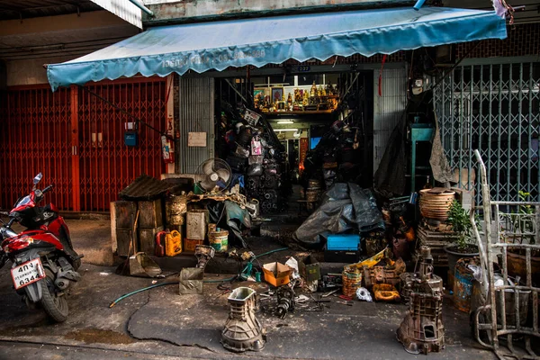 Auto Parts Strewn Framsidan Butiken Och Sidewalk Talat Noi — Stockfoto
