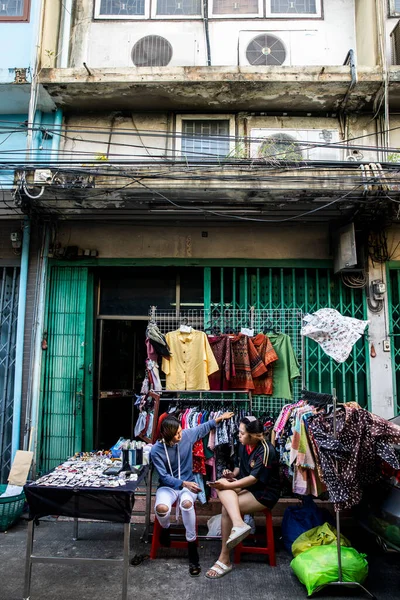 Two Entrepreneurs Discuss Business Street Shop Bangkok — Fotografia de Stock