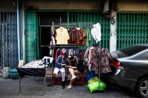 Two Street Entrepreneurs Confer Business Talat Noi — стокове фото