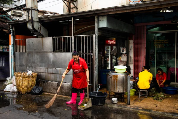 Woman Pink Boots Cleans Street Front Talat Noi Shop Bangko — стокове фото