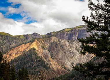 Rocky Dağlarında bir uçurum