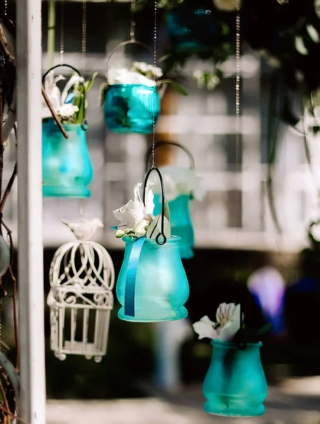 Decoração Casamento Com Suspensão Azul Pequenos Vasos Vidro Flores Brancas — Fotografia de Stock