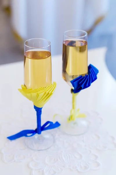 Two Wedding Glasses Champagne Blue Yellow Ribbons — Stock Photo, Image