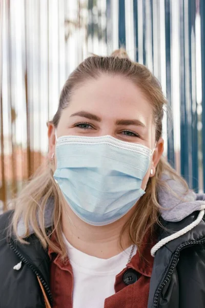 Mulher Branca Sorrindo Através Uma Máscara Durante Pandemia — Fotografia de Stock