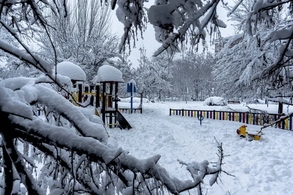 Zasněžené Hřiště Zimě Prázdný Městský Park Během Sněžení Krajina Školky — Stock fotografie