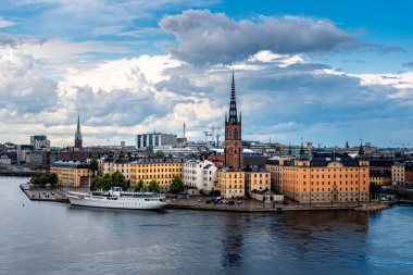 Stockholm 'deki Riddarholmen Adası ve Gamla Stan' in panoramik manzarası