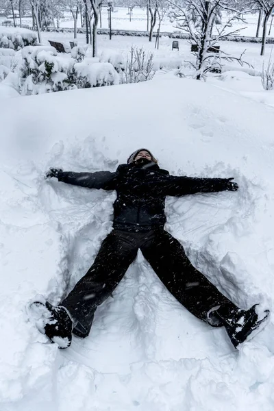 Eine Junge Frau Geht Und Genießt Den Schneefall — Stockfoto