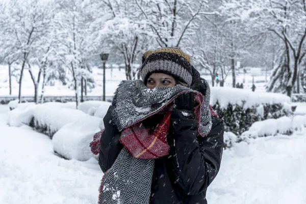 一个年轻女子散步 享受着降雪的快乐 — 图库照片