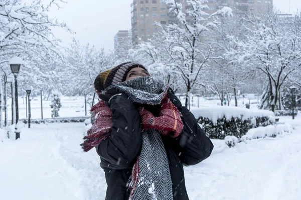 一个年轻女子散步 享受着降雪的快乐 — 图库照片