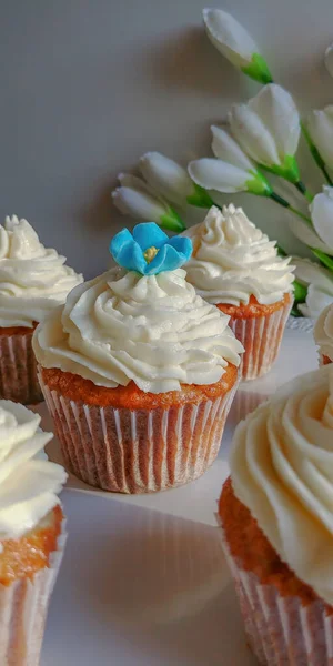 Cupcakes Zanahoria Con Crema Mantequilla Decorada Con Flor Azúcar Azul —  Fotos de Stock