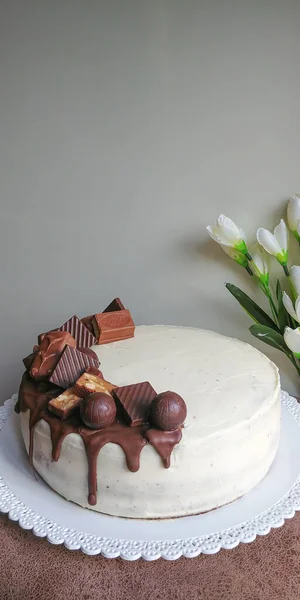 Delicioso Bolo Caseiro Prato Decorado Com Doces Chocolate — Fotografia de Stock