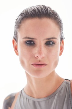 Beyaz arka planda izole edilmiş genç bir kadın modelin portresi..