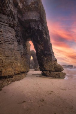 Playa de las Catedrales, Ribadeo 'da, İspanya plajı.