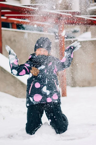 Menina Feliz Joga Neve — Fotografia de Stock