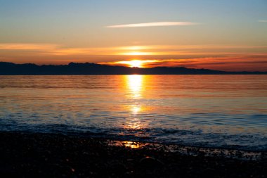 Whidbey Adası 'ndan Puget Sound' da güneş batıyor.