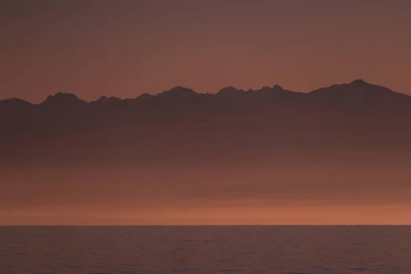 Silhouette Des Montagnes Olympiques Coucher Soleil Derrière Puget Sound — Photo