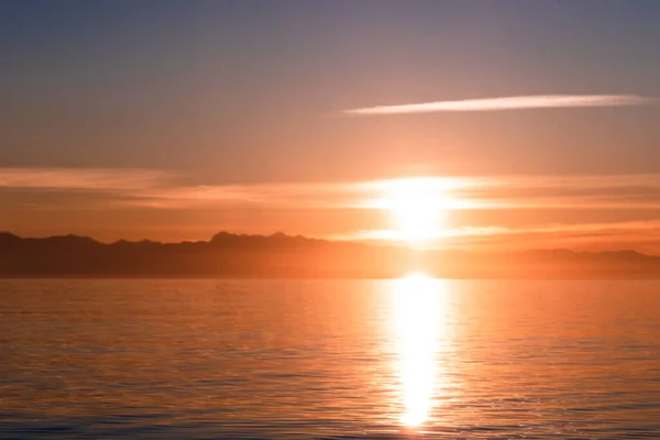 Värikäs Auringonlasku Yli Olympic Mountains Petoksesta Pass — kuvapankkivalokuva