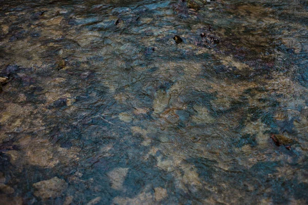 Μοτίβα Βράχων Στον Πυθμένα Του Ρυακιού Καθώς Νερό Ρέει Πάνω — Φωτογραφία Αρχείου
