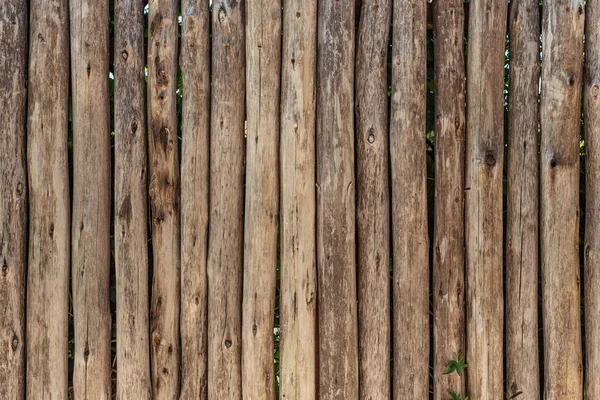 木製の丸太で作られた古い柵 木の幹のフェンスのテクスチャ — ストック写真