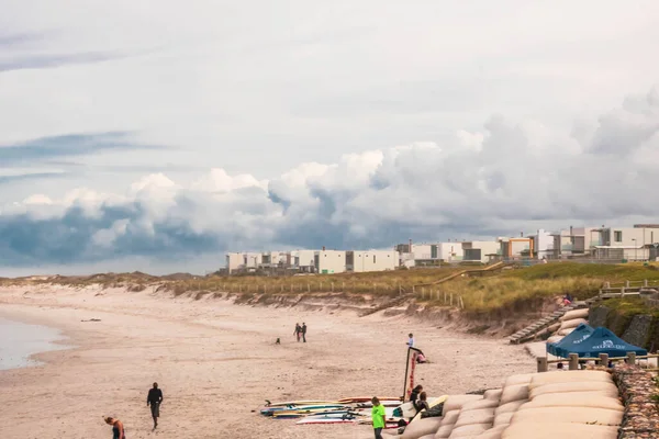 Ett Strandlandskap Med Några Dramatiska Moln — Stockfoto