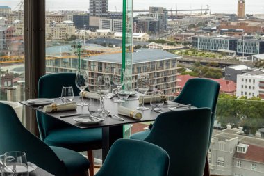 Manzaralı bir masa.