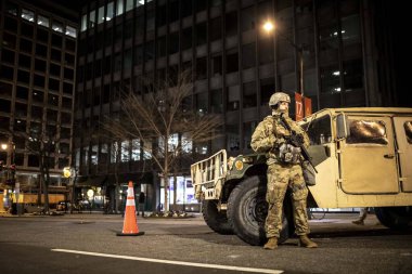 Ulusal Muhafız birlikleri 2021 'deki açılış gününde Washington DC' yi ele geçirdi..