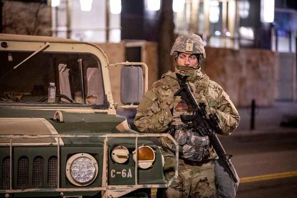 Ulusal Muhafız birlikleri 2021 'deki açılış gününde Washington DC' yi ele geçirdi..