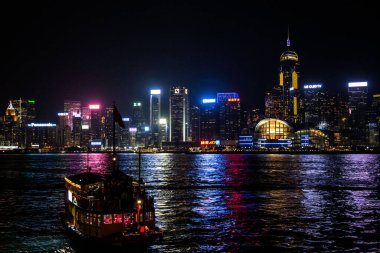 Hong Kong gecesi ışıklarla dolu