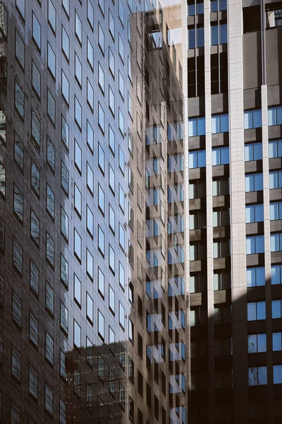 Edifício Escritório Urbano Closeup Com Céu Nublado — Fotografia de Stock