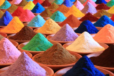 Çeşitli baharat seçimleri. çok renkli pudra boyaları