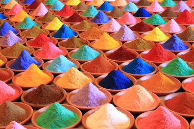 Çeşitli baharat seçimleri. çok renkli pudra boyaları