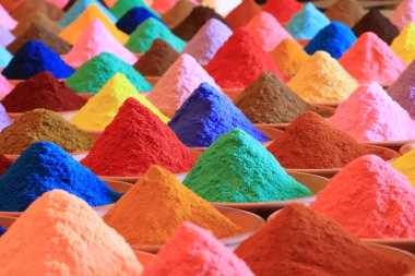 Çeşitli baharat seçimleri. çok renkli pudra boyaları