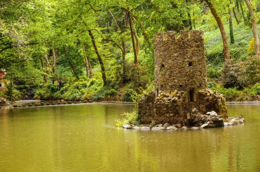Küçük bir kale kulesi olan göl. Sintra Portekiz