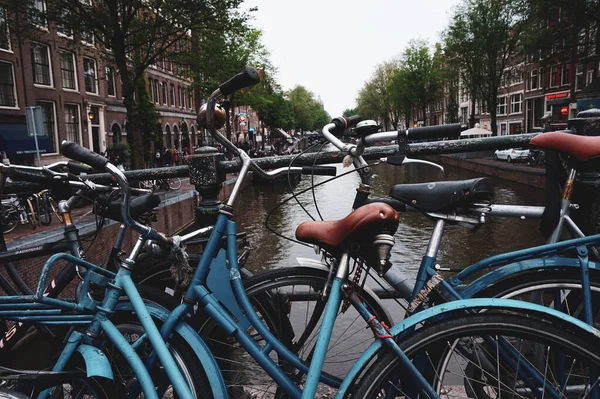 Fietsen Geparkeerd Buurt Van Prachtige Amsterdamse Grachten — Stockfoto